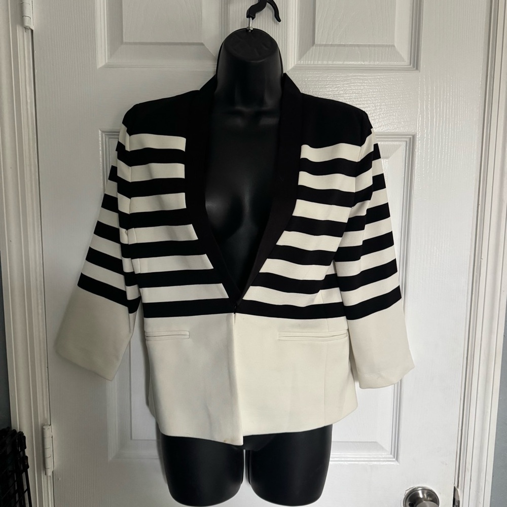 Amanda & Chelsea Black and White Striped Blazer - size 8 petite